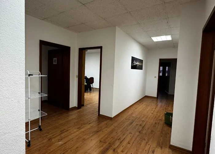 D1 Frankfurt 230m2 - 7 Einzelzimmer Mit 2 Parkplaetzen * Драйайх